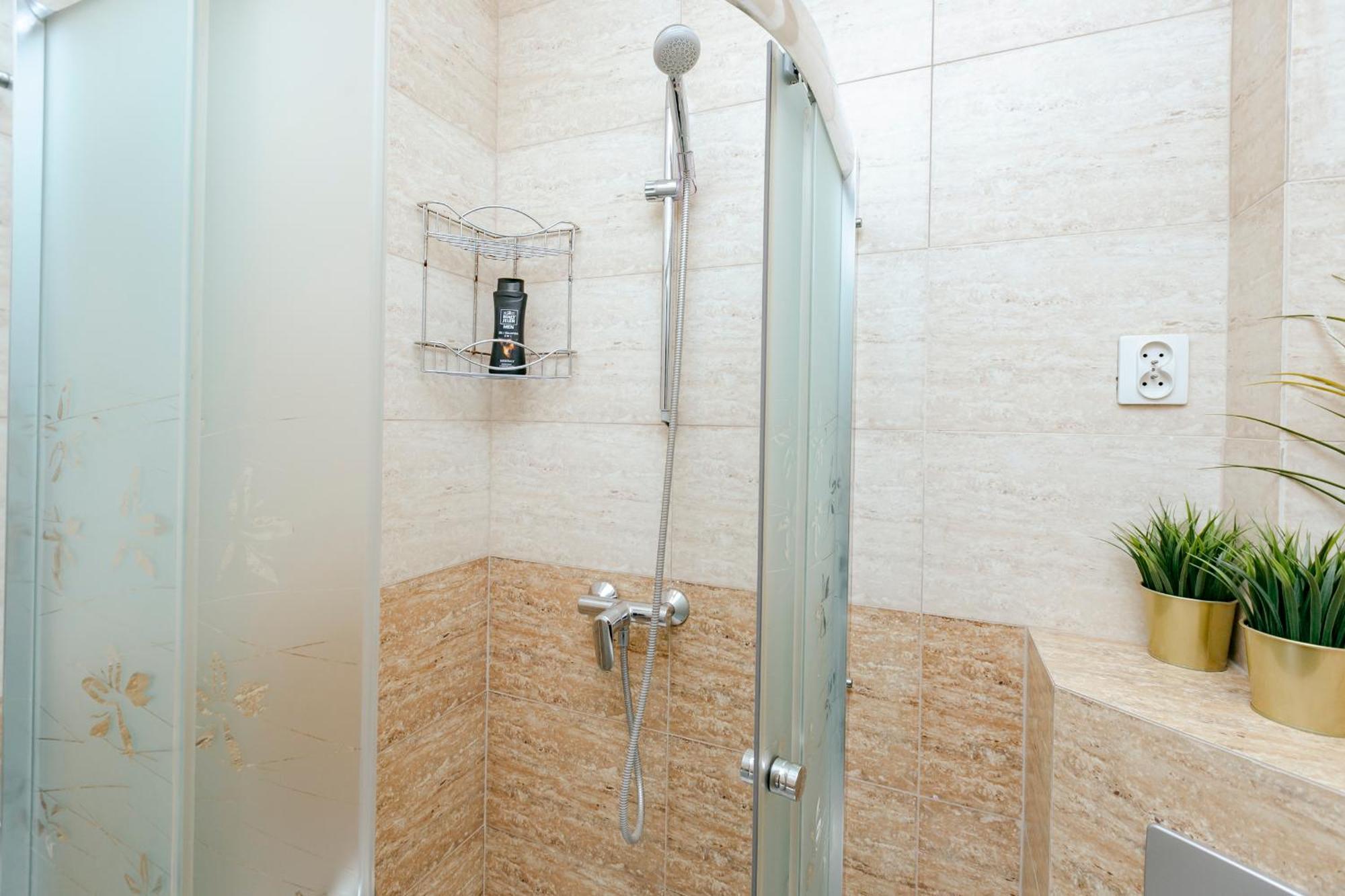 Plac Konstytucji 6 Orange - Apartament Dla 4 Osob - Bezplatny Parking - Free Parking - Piekny Widok Na Panorame Warszawy Warsaw Luaran gambar